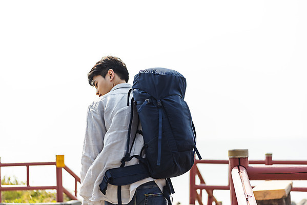 포토 JPG 주간 남자 여행 배낭 자연 아웃도어 한명 사람 상반신 성인 야외 뒷모습 30대 울타리 제주도 걷기 봄 트래킹 한국인 뒤돌아보기 국내여행 올레길 용머리해안 제주도여행 성인남자한명만 국내포토 자연요소 1 계절 길 뷰포인트 가방 모션 레저 한국 동양인 장년 담장 생태계 서귀포 남자한명만 성인남자만 파일형식