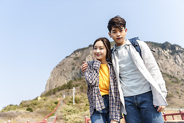 포토 JPG 주간 커플 응시 여자 남자 로우앵글 여행 배낭 자연 아웃도어 사랑 서기 미소 사람 상반신 20대 성인 야외 두명 앞모습 30대 친구 울타리 제주도 계단 다정 봄 트래킹 하이킹 한국인 국내여행 올레길 용머리해안 제주도여행 성인만 어깨에손 국내포토 자연요소 시선 계절 감정 길 뷰포인트 컨셉 가방 관계 모션 레저 한국 표정 동양인 청년 장년 담장 생태계 서귀포 파일형식