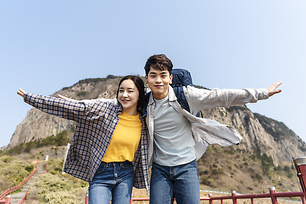 포토 JPG 주간 커플 응시 여자 남자 로우앵글 여행 배낭 자연 팔벌리기 아웃도어 사랑 미소 사람 상반신 20대 성인 야외 두명 앞모습 30대 친구 제주도 다정 봄 트래킹 하이킹 한국인 국내여행 올레길 용머리해안 제주도여행 성인만 국내포토 자연요소 시선 계절 감정 길 뷰포인트 컨셉 가방 관계 모션 레저 한국 표정 동양인 청년 장년 생태계 서귀포 파일형식