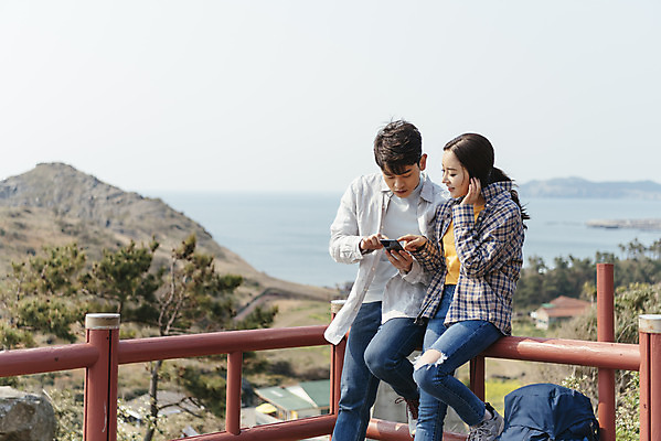 포토 JPG 주간 전신 커플 응시 여자 남자 바다 여행 배낭 난간 자연 아웃도어 사랑 사람 풍경 20대 성인 야외 두명 옆모습 30대 친구 스마트폰 제주도 마을 기댐 다정 봄 트래킹 한국인 가리킴 국내여행 올레길 용머리해안 제주도여행 성인만 국내포토 자연요소 시선 계절 감정 길 뷰포인트 컨셉 가방 관계 모션 레저 한국 동양인 손짓 청년 장년 핸드폰 스마트기기 생태계 서귀포 파일형식