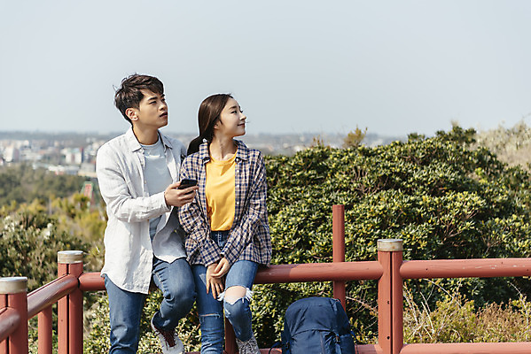 포토 JPG 주간 전신 나무 커플 응시 여자 남자 여행 배낭 난간 자연 아웃도어 사랑 사람 20대 성인 야외 두명 앞모습 30대 친구 스마트폰 제주도 기댐 다정 봄 트래킹 한국인 국내여행 올레길 용머리해안 제주도여행 성인만 국내포토 자연요소 식물 시선 계절 감정 길 뷰포인트 컨셉 가방 관계 모션 레저 한국 동양인 청년 장년 핸드폰 스마트기기 생태계 서귀포 파일형식