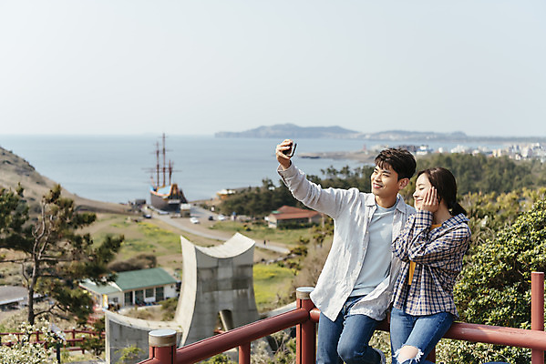 포토 JPG 주간 커플 여자 남자 바다 여행 포즈 난간 자연 아웃도어 사랑 미소 사람 풍경 상반신 20대 성인 야외 두명 옆모습 30대 친구 스마트폰 제주도 마을 기댐 다정 봄 트래킹 한국인 셀프카메라 즐거움 국내여행 올레길 용머리해안 제주도여행 성인만 국내포토 자연요소 계절 감정 길 뷰포인트 컨셉 관계 모션 레저 한국 표정 동양인 청년 장년 핸드폰 스마트기기 사진촬영 생태계 서귀포 파일형식
