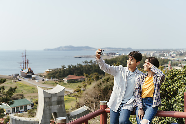 포토 JPG 주간 커플 응시 여자 남자 바다 여행 포즈 난간 자연 아웃도어 사랑 미소 사람 앉기 상반신 20대 성인 야외 두명 앞모습 30대 친구 스마트폰 제주도 마을 기댐 다정 봄 트래킹 한국인 셀프카메라 브이 국내여행 올레길 용머리해안 제주도여행 성인만 국내포토 자연요소 시선 계절 감정 길 뷰포인트 컨셉 관계 모션 레저 한국 표정 동양인 손짓 청년 장년 핸드폰 스마트기기 사진촬영 생태계 서귀포 파일형식