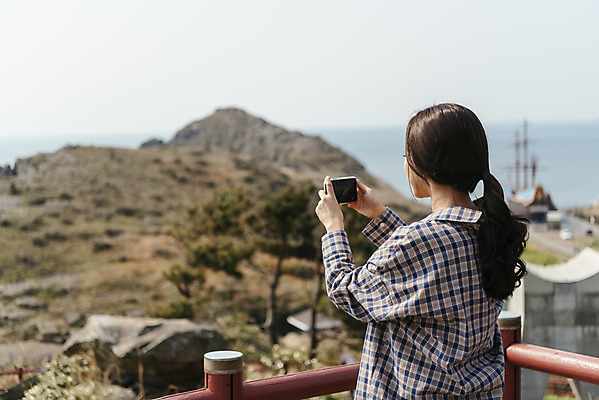 포토 JPG 주간 나무 응시 여자 바다 여행 난간 자연 아웃도어 한명 사람 풍경 상반신 20대 성인 야외 뒷모습 스마트폰 울타리 제주도 사진촬영 봄 트래킹 한국인 언덕 국내여행 올레길 용머리해안 제주도여행 성인여자한명만 국내포토 자연요소 식물 1 시선 계절 길 뷰포인트 레저 한국 동양인 청년 핸드폰 스마트기기 담장 촬영 생태계 서귀포 여자한명만 성인여자만 파일형식