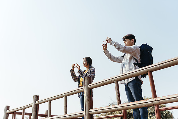 포토 JPG 주간 커플 응시 여자 남자 여행 배낭 자연 아웃도어 사랑 서기 사람 상반신 20대 성인 야외 두명 옆모습 30대 친구 스마트폰 울타리 제주도 사진촬영 다정 봄 트래킹 한국인 즐거움 국내여행 올레길 제주도여행 성인만 국내포토 자연요소 시선 계절 감정 길 뷰포인트 컨셉 가방 관계 모션 레저 한국 동양인 청년 장년 핸드폰 스마트기기 담장 촬영 생태계 파일형식