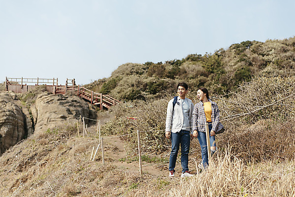 포토 JPG 주간 전신 나무 커플 응시 여자 남자 여행 자연 아웃도어 사랑 미소 사람 20대 성인 야외 두명 옆모습 30대 친구 울타리 제주도 걷기 다정 봄 산책 트래킹 한국인 들풀 국내여행 올레길 용머리해안 제주도여행 성인만 국내포토 자연요소 식물 시선 계절 감정 길 뷰포인트 컨셉 관계 모션 레저 휴식 한국 표정 동양인 청년 장년 담장 생태계 서귀포 파일형식