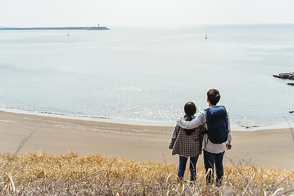 포토 JPG 주간 커플 응시 여자 남자 바다 여행 배낭 자연 아웃도어 사랑 서기 사람 풍경 상반신 20대 성인 해변 야외 두명 뒷모습 30대 친구 제주도 다정 봄 트래킹 한국인 들풀 국내여행 올레길 용머리해안 제주도여행 성인만 어깨에손 국내포토 자연요소 시선 계절 감정 길 뷰포인트 컨셉 가방 관계 모션 레저 한국 동양인 청년 장년 생태계 서귀포 파일형식