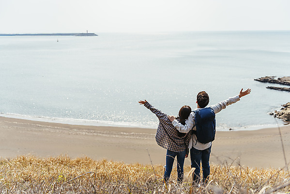포토 JPG 주간 커플 응시 여자 남자 바다 여행 배낭 자연 팔벌리기 아웃도어 사랑 서기 사람 풍경 상반신 20대 성인 해변 야외 두명 뒷모습 30대 친구 제주도 다정 봄 트래킹 한국인 들풀 국내여행 올레길 용머리해안 제주도여행 성인만 어깨에손 국내포토 자연요소 시선 계절 감정 길 뷰포인트 컨셉 가방 관계 모션 레저 한국 동양인 청년 장년 생태계 서귀포 파일형식