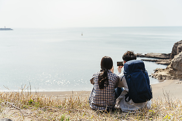 포토 JPG 주간 커플 여자 남자 바다 여행 배낭 자연 휴식 아웃도어 사랑 사람 앉기 풍경 상반신 20대 성인 해변 야외 두명 뒷모습 30대 친구 스마트폰 제주도 사진촬영 다정 봄 트래킹 한국인 국내여행 올레길 용머리해안 제주도여행 성인만 국내포토 자연요소 계절 감정 길 뷰포인트 컨셉 가방 관계 모션 레저 한국 동양인 청년 장년 핸드폰 스마트기기 촬영 생태계 서귀포 파일형식