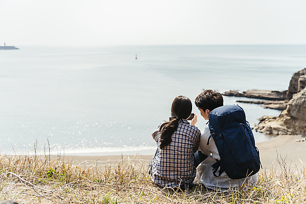 포토 JPG 주간 커플 응시 여자 남자 바다 여행 배낭 자연 휴식 아웃도어 사랑 사람 앉기 풍경 상반신 20대 성인 해변 야외 두명 뒷모습 30대 친구 스마트폰 제주도 다정 봄 트래킹 한국인 들풀 국내여행 올레길 용머리해안 제주도여행 성인만 국내포토 자연요소 시선 계절 감정 길 뷰포인트 컨셉 가방 관계 모션 레저 한국 동양인 청년 장년 핸드폰 스마트기기 생태계 서귀포 파일형식