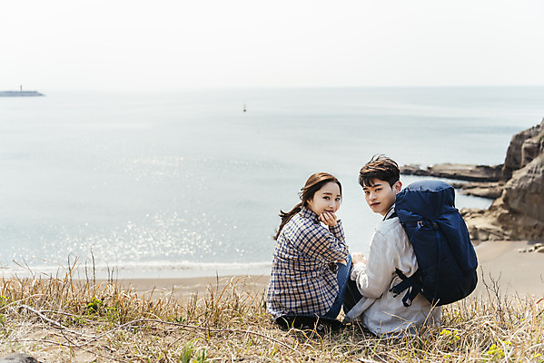 포토 JPG 주간 전신 커플 응시 여자 남자 바다 여행 배낭 자연 휴식 아웃도어 사랑 미소 사람 앉기 20대 성인 해변 야외 두명 뒷모습 30대 친구 제주도 다정 봄 트래킹 한국인 뒤돌아보기 국내여행 올레길 용머리해안 제주도여행 성인만 국내포토 자연요소 시선 계절 감정 길 뷰포인트 컨셉 가방 관계 모션 레저 한국 표정 동양인 청년 장년 생태계 서귀포 파일형식