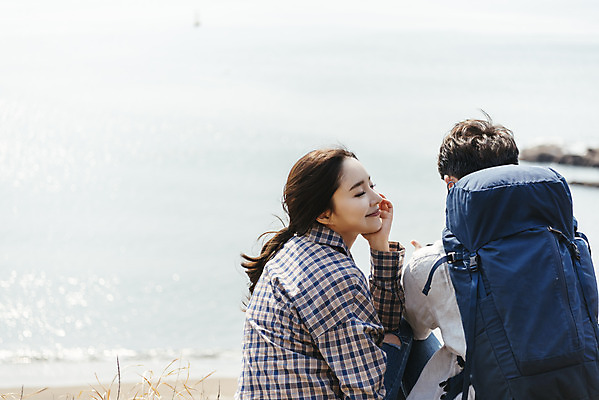 포토 JPG 주간 커플 여자 남자 바다 여행 배낭 자연 휴식 아웃도어 사랑 미소 사람 앉기 상반신 20대 성인 해변 야외 두명 옆모습 뒷모습 30대 친구 제주도 눈감음 다정 봄 트래킹 한국인 즐거움 국내여행 올레길 용머리해안 제주도여행 성인만 국내포토 자연요소 계절 감정 길 뷰포인트 컨셉 가방 관계 모션 레저 한국 표정 동양인 청년 장년 생태계 서귀포 파일형식