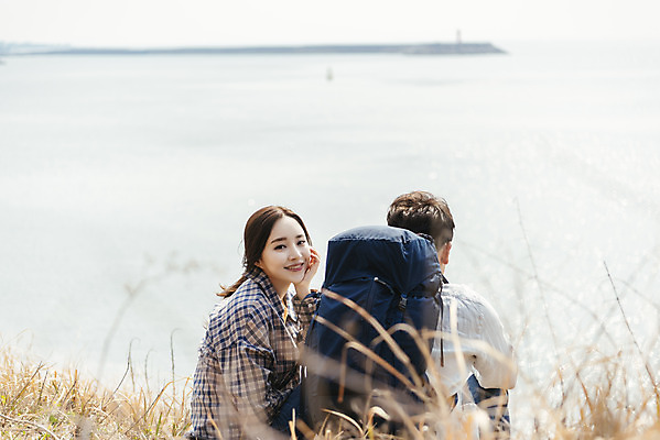 포토 JPG 주간 커플 응시 여자 남자 바다 여행 배낭 자연 휴식 아웃도어 사랑 미소 사람 앉기 풍경 초원 상반신 20대 성인 해변 야외 두명 옆모습 뒷모습 30대 친구 제주도 턱괴기 다정 봄 트래킹 한국인 들풀 즐거움 국내여행 올레길 용머리해안 제주도여행 성인만 국내포토 자연요소 시선 계절 감정 길 뷰포인트 컨셉 가방 관계 모션 레저 한국 표정 동양인 청년 장년 생태계 서귀포 파일형식