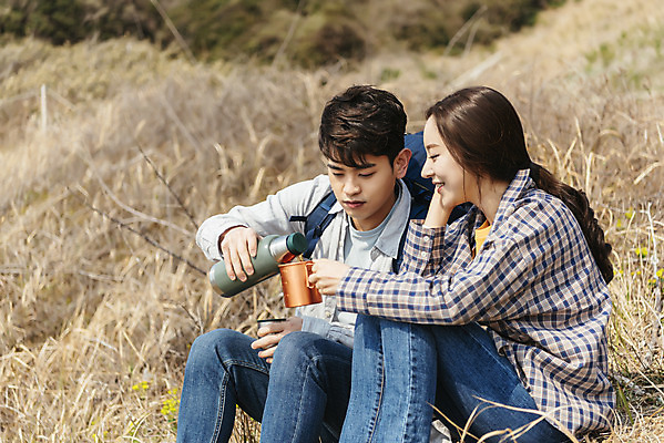 포토 JPG 주간 커플 응시 여자 남자 커피 음료 여행 배낭 자연 휴식 아웃도어 사랑 미소 사람 앉기 상반신 20대 성인 야외 두명 옆모습 컵 30대 친구 제주도 다정 봄 트래킹 한국인 붓기 즐거움 보온병 국내여행 올레길 용머리해안 제주도여행 성인만 국내포토 자연요소 식기 시선 계절 감정 길 뷰포인트 컨셉 가방 관계 모션 레저 한국 표정 동양인 청년 장년 생태계 서귀포 파일형식