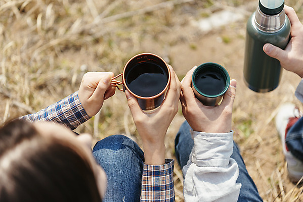 포토 JPG 주간 손 커플 여자 남자 커피 여행 자연 휴식 아웃도어 사랑 들기 사람 앉기 20대 성인 야외 두명 신체부위 컵 30대 친구 하이앵글 제주도 다정 봄 트래킹 한국인 들풀 보온병 국내여행 올레길 용머리해안 제주도여행 성인만 국내포토 자연요소 식기 계절 감정 길 음료 뷰포인트 컨셉 관계 모션 레저 한국 동양인 청년 장년 생태계 서귀포 파일형식