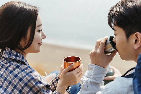 포토 JPG 주간 커플 응시 여자 남자 커피 음료 여행 배낭 자연 휴식 아웃도어 사랑 미소 사람 앉기 근접촬영 상반신 20대 성인 야외 두명 옆모습 컵 30대 친구 제주도 마주보기 다정 봄 트래킹 한국인 마시기 즐거움 보온병 국내여행 올레길 제주도여행 성인만 국내포토 자연요소 식기 시선 계절 감정 길 뷰포인트 컨셉 가방 관계 모션 레저 한국 표정 동양인 청년 장년 생태계 파일형식