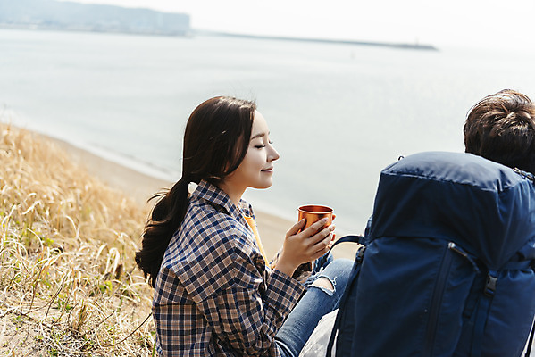 포토 JPG 주간 커플 여자 남자 커피 음료 바다 여행 배낭 자연 휴식 아웃도어 사랑 들기 사람 앉기 상반신 20대 성인 해변 야외 두명 옆모습 뒷모습 컵 30대 친구 제주도 다정 봄 트래킹 한국인 즐거움 국내여행 올레길 용머리해안 제주도여행 성인만 국내포토 자연요소 식기 계절 감정 길 뷰포인트 컨셉 가방 관계 모션 레저 한국 동양인 청년 장년 생태계 서귀포 파일형식
