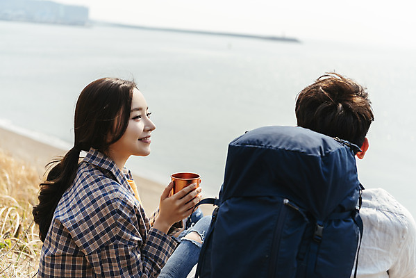 포토 JPG 주간 커플 응시 여자 남자 커피 음료 바다 여행 배낭 자연 휴식 아웃도어 사랑 미소 들기 사람 앉기 상반신 20대 성인 해변 야외 두명 옆모습 뒷모습 컵 30대 친구 제주도 다정 봄 트래킹 한국인 즐거움 국내여행 올레길 용머리해안 제주도여행 성인만 국내포토 자연요소 식기 시선 계절 감정 길 뷰포인트 컨셉 가방 관계 모션 레저 한국 표정 동양인 청년 장년 생태계 서귀포 파일형식
