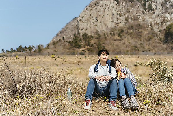 포토 JPG 주간 전신 커플 응시 여자 남자 커피 음료 여행 배낭 자연 휴식 산 아웃도어 사랑 미소 사람 앉기 초원 20대 성인 야외 두명 앞모습 컵 30대 친구 제주도 기댐 다정 봄 트래킹 한국인 들풀 보온병 국내여행 올레길 용머리해안 제주도여행 성인만 국내포토 자연요소 식기 시선 계절 감정 길 뷰포인트 컨셉 가방 관계 모션 레저 한국 표정 동양인 청년 장년 생태계 서귀포 파일형식