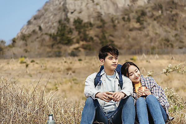 포토 JPG 주간 커플 응시 여자 남자 여행 배낭 자연 휴식 아웃도어 사랑 미소 사람 앉기 상반신 20대 성인 야외 두명 앞모습 컵 30대 친구 제주도 기댐 다정 봄 트래킹 한국인 보온병 국내여행 올레길 용머리해안 제주도여행 성인만 국내포토 자연요소 식기 시선 계절 감정 길 뷰포인트 컨셉 가방 관계 모션 레저 한국 표정 동양인 청년 장년 생태계 서귀포 파일형식