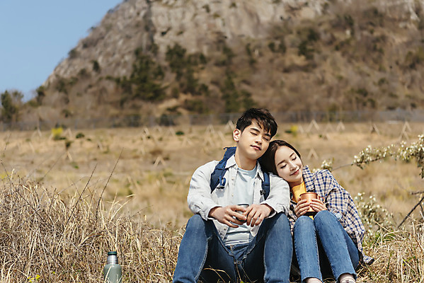 포토 JPG 주간 커플 여자 남자 여행 배낭 자연 휴식 산 아웃도어 사랑 미소 사람 앉기 상반신 20대 성인 야외 두명 앞모습 컵 30대 친구 제주도 눈감음 기댐 다정 봄 트래킹 한국인 들풀 보온병 국내여행 올레길 용머리해안 제주도여행 성인만 국내포토 자연요소 식기 계절 감정 길 뷰포인트 컨셉 가방 관계 모션 레저 한국 표정 동양인 청년 장년 생태계 서귀포 파일형식