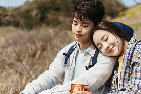 포토 JPG 주간 커플 여자 남자 음료 여행 배낭 자연 휴식 아웃도어 사랑 사람 앉기 상반신 20대 성인 야외 두명 옆모습 컵 30대 친구 제주도 눈감음 기댐 다정 봄 트래킹 한국인 즐거움 국내여행 올레길 용머리해안 제주도여행 성인만 국내포토 자연요소 식기 계절 감정 길 뷰포인트 컨셉 가방 관계 모션 레저 한국 동양인 청년 장년 생태계 서귀포 파일형식