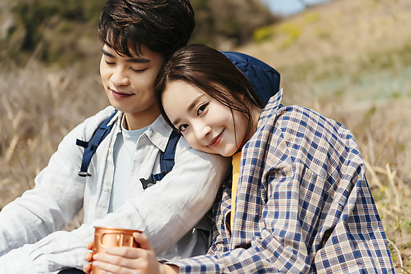 포토 JPG 주간 커플 응시 여자 남자 음료 여행 배낭 자연 휴식 아웃도어 사랑 미소 사람 앉기 상반신 20대 성인 야외 두명 옆모습 컵 30대 친구 제주도 기댐 다정 봄 트래킹 한국인 즐거움 국내여행 올레길 용머리해안 제주도여행 성인만 국내포토 자연요소 식기 시선 계절 감정 길 뷰포인트 컨셉 가방 관계 모션 레저 한국 표정 동양인 청년 장년 생태계 서귀포 파일형식