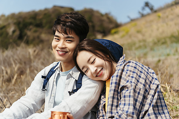 포토 JPG 주간 커플 응시 여자 남자 음료 여행 배낭 자연 휴식 아웃도어 사랑 미소 사람 앉기 상반신 20대 성인 야외 두명 옆모습 컵 30대 친구 제주도 눈감음 기댐 다정 봄 트래킹 한국인 즐거움 국내여행 올레길 용머리해안 제주도여행 성인만 국내포토 자연요소 식기 시선 계절 감정 길 뷰포인트 컨셉 가방 관계 모션 레저 한국 표정 동양인 청년 장년 생태계 서귀포 파일형식