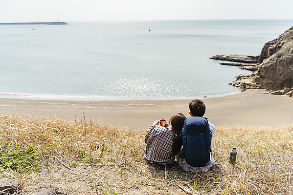 포토 JPG 주간 커플 응시 여자 남자 음료 바다 여행 배낭 자연 휴식 아웃도어 사랑 사람 앉기 풍경 상반신 20대 성인 해변 야외 두명 뒷모습 컵 30대 친구 제주도 기댐 다정 봄 트래킹 한국인 물병 보온병 국내여행 올레길 용머리해안 제주도여행 성인만 국내포토 자연요소 식기 시선 계절 감정 길 뷰포인트 컨셉 가방 관계 모션 레저 한국 동양인 청년 장년 물통 생태계 서귀포 파일형식