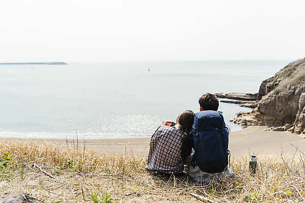 포토 JPG 주간 커플 응시 여자 남자 바다 여행 배낭 자연 휴식 아웃도어 사랑 사람 앉기 풍경 상반신 20대 성인 해변 야외 두명 뒷모습 컵 30대 친구 제주도 기댐 다정 봄 트래킹 한국인 보온병 국내여행 올레길 용머리해안 제주도여행 성인만 국내포토 자연요소 식기 시선 계절 감정 길 뷰포인트 컨셉 가방 관계 모션 레저 한국 동양인 청년 장년 생태계 서귀포 파일형식