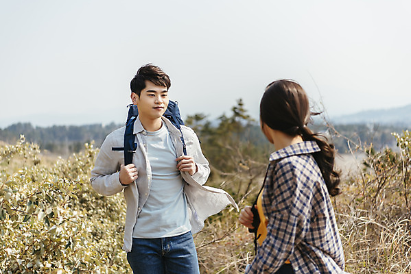 포토 JPG 주간 커플 응시 여자 남자 여행 배낭 자연 바람 아웃도어 사랑 사람 상반신 20대 성인 야외 두명 앞모습 옆모습 30대 친구 제주도 마주보기 다정 봄 트래킹 한국인 들풀 국내여행 올레길 용머리해안 제주도여행 성인만 국내포토 자연요소 시선 계절 감정 길 뷰포인트 컨셉 가방 관계 모션 레저 날씨 한국 동양인 청년 장년 생태계 서귀포 파일형식