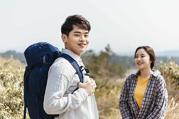포토 JPG 주간 커플 응시 여자 남자 여행 배낭 자연 아웃도어 사랑 미소 사람 상반신 20대 성인 야외 두명 앞모습 옆모습 30대 친구 제주도 다정 봄 트래킹 한국인 들풀 국내여행 올레길 용머리해안 제주도여행 성인만 국내포토 자연요소 시선 계절 감정 길 뷰포인트 컨셉 가방 관계 레저 한국 표정 동양인 청년 장년 생태계 서귀포 파일형식