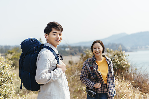 포토 JPG 주간 커플 여자 남자 바다 여행 배낭 자연 아웃도어 사랑 미소 사람 상반신 20대 성인 야외 두명 앞모습 옆모습 30대 친구 제주도 카메라 다정 봄 트래킹 한국인 들풀 즐거움 국내여행 올레길 용머리해안 제주도여행 성인만 국내포토 자연요소 계절 감정 길 뷰포인트 컨셉 가방 관계 레저 한국 표정 동양인 청년 장년 전자제품 생태계 서귀포 파일형식