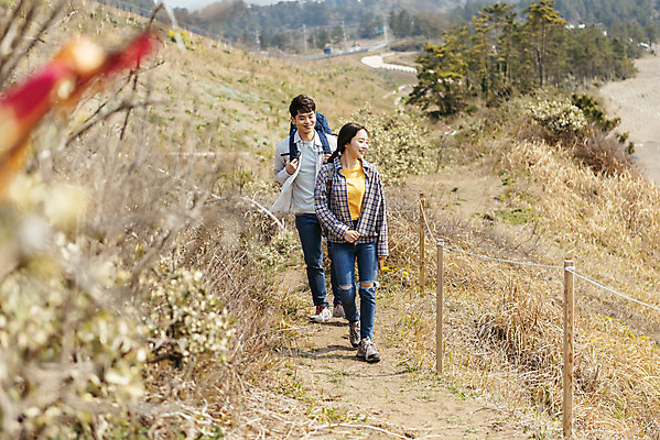 포토 JPG 주간 전신 커플 응시 여자 남자 여행 배낭 자연 아웃도어 사랑 미소 사람 초원 20대 성인 야외 두명 앞모습 30대 친구 울타리 제주도 걷기 다정 봄 산책 트래킹 한국인 국내여행 올레길 용머리해안 제주도여행 성인만 국내포토 자연요소 시선 계절 감정 길 뷰포인트 컨셉 가방 관계 모션 레저 휴식 한국 표정 동양인 청년 장년 담장 생태계 서귀포 파일형식