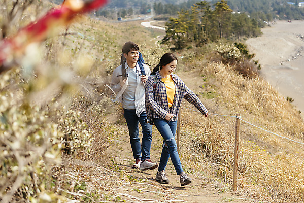 포토 JPG 주간 전신 커플 여자 남자 바다 여행 배낭 자연 아웃도어 사랑 미소 사람 20대 성인 야외 두명 앞모습 30대 친구 울타리 제주도 걷기 다정 봄 트래킹 한국인 즐거움 국내여행 올레길 용머리해안 제주도여행 성인만 국내포토 자연요소 계절 감정 길 뷰포인트 컨셉 가방 관계 모션 레저 한국 표정 동양인 청년 장년 담장 생태계 서귀포 파일형식