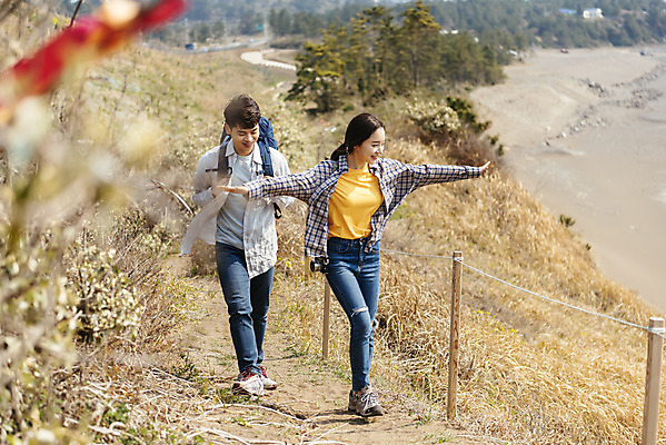 포토 JPG 주간 전신 커플 여자 남자 바다 여행 배낭 자연 팔벌리기 아웃도어 사랑 사람 20대 성인 야외 두명 앞모습 30대 친구 울타리 제주도 걷기 다정 봄 트래킹 한국인 즐거움 국내여행 올레길 용머리해안 제주도여행 성인만 국내포토 자연요소 계절 감정 길 뷰포인트 컨셉 가방 관계 모션 레저 한국 동양인 청년 장년 담장 생태계 서귀포 파일형식