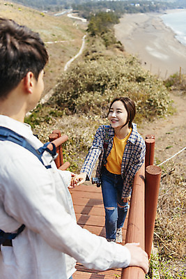 포토 JPG 주간 전신 커플 여자 남자 바다 여행 배낭 자연 아웃도어 사랑 사람 상반신 20대 성인 야외 두명 앞모습 뒷모습 30대 친구 제주도 계단 손잡기 다정 봄 트래킹 하이킹 한국인 도움 오르기 국내여행 올레길 용머리해안 제주도여행 힘듦 성인만 국내포토 자연요소 계절 감정 길 뷰포인트 컨셉 가방 관계 모션 레저 한국 동양인 청년 장년 생태계 서귀포 파일형식