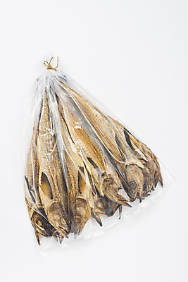 포토 JPG 스튜디오촬영 건조 실내 어류 누끼 사람없음 하이앵글 가공식품 명태 해산물 안주 오브젝트 흰배경 건어물 마른안주 비닐포장 플랫레이 짝태 국내포토 뷰포인트 백그라운드 포장 내부 수중동물 흰색 플랫 생태_생선 파일형식