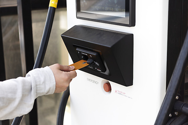 포토 JPG 주간 손 남자 교통수단 여행 자동차 한명 사람 근접촬영 성인 야외 신체부위 30대 제주도 자연보호 환경 그린캠페인 봄 한국인 에너지 신용카드 그린에너지 에코 친환경 충전 결제방법 국내여행 넣기 전기자동차 정산 충전기 충전소 친환경자동차 성인남자한명만 그린슈머 국내포토 자연요소 1 계절 육상교통 캠페인 뷰포인트 교통 모션 자연 한국 동양인 장년 금융 기계 보호 방법 남자한명만 성인남자만 파일형식