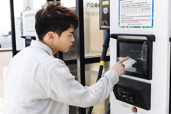 포토 JPG 주간 응시 남자 교통수단 여행 손가락 자동차 한명 사람 상반신 성인 야외 옆모습 30대 제주도 자연보호 환경 스크린 그린캠페인 봄 터치 한국인 에너지 그린에너지 집중 에코 친환경 충전 국내여행 방법 전기자동차 전기충전 충전소 친환경자동차 성인남자한명만 그린슈머 국내포토 자연요소 1 손 시선 계절 육상교통 캠페인 뷰포인트 교통 컨셉 자연 한국 동양인 장년 보호 남자한명만 성인남자만 파일형식