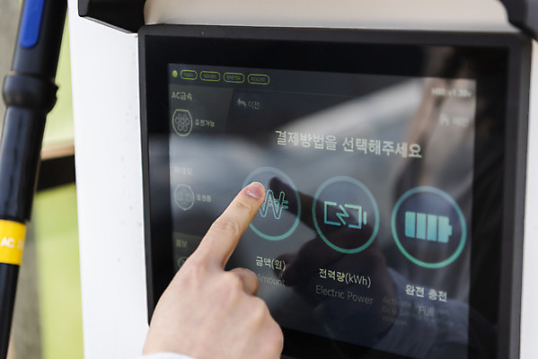 포토 JPG 주간 손 남자 교통수단 여행 자동차 한명 사람 근접촬영 성인 야외 신체부위 30대 제주도 자연보호 환경 그린캠페인 봄 터치 한국인 에너지 그린에너지 에코 친환경 결제 충전 결제방법 국내여행 방법 전기자동차 충전소 친환경자동차 성인남자한명만 그린슈머 국내포토 자연요소 1 계절 육상교통 캠페인 뷰포인트 교통 자연 한국 동양인 장년 보호 남자한명만 성인남자만 파일형식