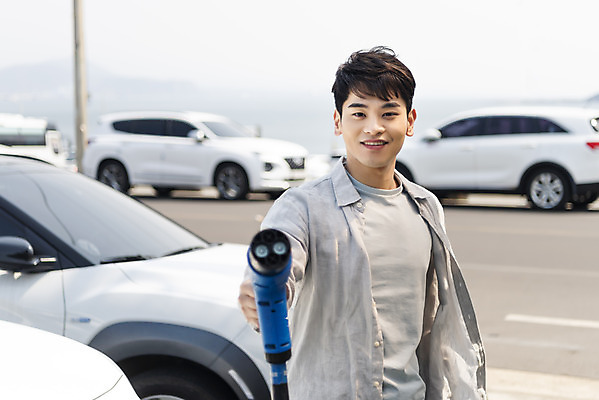 포토 JPG 주간 응시 남자 교통수단 여행 자동차 한명 서기 미소 들기 사람 상반신 성인 야외 앞모습 30대 제주도 자연보호 환경 그린캠페인 봄 한국인 에너지 그린에너지 주차 에코 친환경 여러대 충전 국내여행 전기자동차 충전기 충전소 친환경자동차 성인남자한명만 그린슈머 국내포토 자연요소 1 시선 계절 육상교통 캠페인 뷰포인트 다수 교통 모션 자연 한국 표정 동양인 장년 기계 보호 남자한명만 성인남자만 파일형식