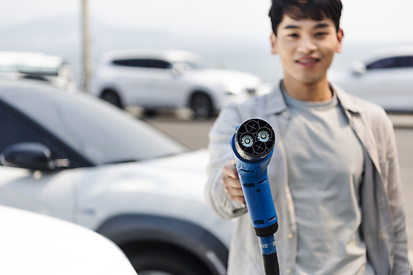 포토 JPG 주간 응시 남자 교통수단 여행 자동차 한명 미소 들기 사람 근접촬영 상반신 성인 야외 앞모습 아웃포커스 30대 제주도 자연보호 환경 그린캠페인 봄 한국인 에너지 그린에너지 주차 에코 친환경 여러대 충전 국내여행 전기자동차 충전기 충전소 친환경자동차 성인남자한명만 그린슈머 국내포토 자연요소 1 시선 계절 육상교통 캠페인 뷰포인트 다수 교통 모션 자연 한국 촬영기법 표정 동양인 장년 기계 보호 남자한명만 성인남자만 파일형식