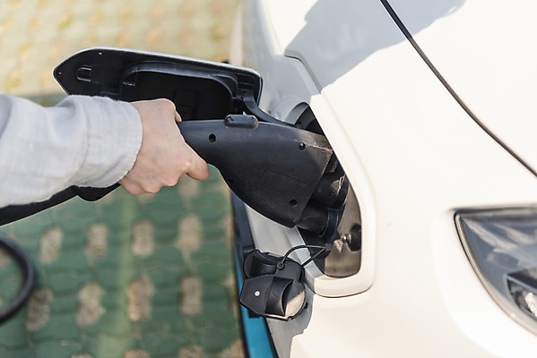 포토 JPG 주간 손 남자 교통수단 여행 자동차 한명 사람 근접촬영 성인 야외 신체부위 30대 제주도 자연보호 환경 그린캠페인 봄 한국인 에너지 그린에너지 주차 에코 친환경 충전 국내여행 전기자동차 전기충전 주유구 충전소 친환경자동차 성인남자한명만 그린슈머 국내포토 자연요소 1 계절 육상교통 캠페인 뷰포인트 교통 자연 한국 동양인 장년 보호 남자한명만 성인남자만 파일형식