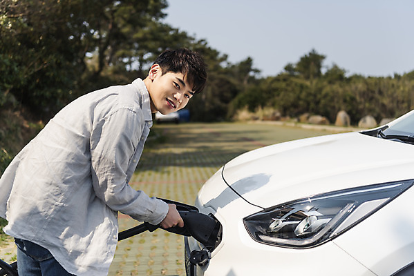 포토 JPG 주간 응시 남자 교통수단 여행 자동차 한명 미소 사람 상반신 성인 야외 옆모습 30대 제주도 자연보호 환경 그린캠페인 봄 한국인 에너지 잡기 그린에너지 에코 친환경 충전 국내여행 전기자동차 전기충전 주유구 충전기 충전소 친환경자동차 성인남자한명만 그린슈머 국내포토 자연요소 1 시선 계절 육상교통 캠페인 뷰포인트 교통 모션 자연 한국 표정 동양인 장년 기계 보호 남자한명만 성인남자만 파일형식