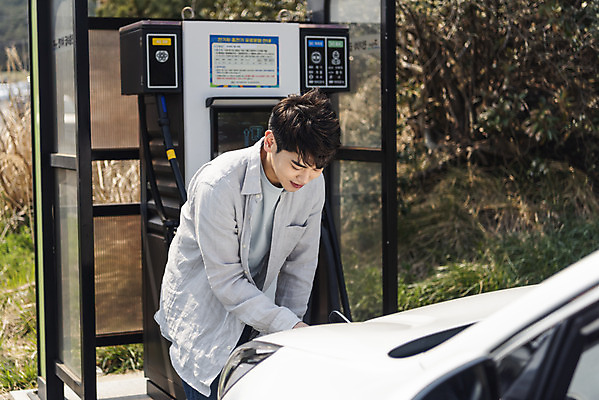 포토 JPG 주간 응시 남자 교통수단 여행 자동차 한명 사람 상반신 성인 야외 앞모습 30대 제주도 자연보호 환경 그린캠페인 봄 한국인 에너지 그린에너지 주차 집중 에코 친환경 충전 국내여행 전기자동차 주유구 충전소 친환경자동차 성인남자한명만 그린슈머 국내포토 자연요소 1 시선 계절 육상교통 캠페인 뷰포인트 교통 컨셉 자연 한국 동양인 장년 보호 남자한명만 성인남자만 파일형식