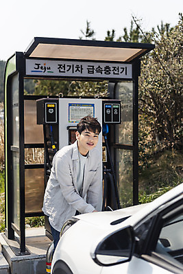 포토 JPG 주간 응시 남자 교통수단 여행 자동차 한명 서기 미소 사람 상반신 성인 야외 앞모습 30대 제주도 자연보호 환경 그린캠페인 봄 한국인 에너지 그린에너지 에코 친환경 충전 국내여행 전기자동차 충전소 친환경자동차 성인남자한명만 그린슈머 국내포토 자연요소 1 시선 계절 육상교통 캠페인 뷰포인트 교통 모션 자연 한국 표정 동양인 장년 보호 남자한명만 성인남자만 파일형식