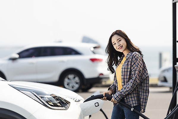 포토 JPG 주간 응시 여자 교통수단 여행 자동차 한명 미소 사람 상반신 20대 성인 야외 옆모습 제주도 자연보호 환경 그린캠페인 봄 한국인 에너지 잡기 그린에너지 주차 에코 친환경 주차장 충전 국내여행 전기자동차 주유구 충전기 충전소 친환경자동차 성인여자한명만 그린슈머 국내포토 자연요소 1 시선 계절 육상교통 캠페인 뷰포인트 교통 모션 자연 한국 표정 동양인 청년 기계 보호 여자한명만 성인여자만 파일형식