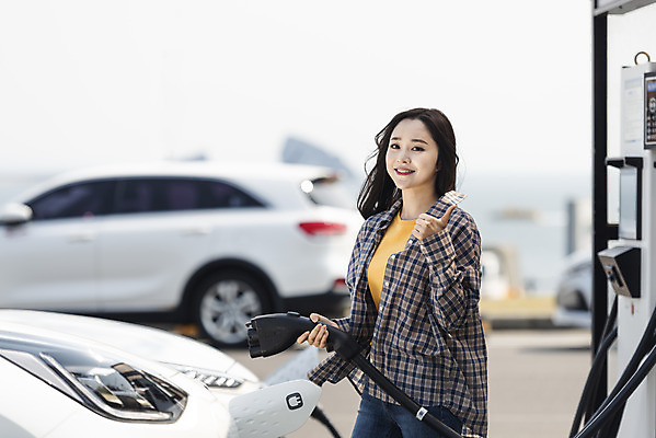 포토 JPG 주간 응시 여자 교통수단 여행 자동차 한명 미소 사람 상반신 20대 성인 야외 옆모습 제주도 자연보호 환경 그린캠페인 봄 한국인 에너지 엄지손가락 최고 그린에너지 주차 에코 친환경 충전 국내여행 전기자동차 주유구 충전기 충전소 친환경자동차 성인여자한명만 그린슈머 국내포토 자연요소 1 시선 계절 육상교통 캠페인 뷰포인트 교통 손가락 자연 한국 표정 동양인 청년 기계 보호 여자한명만 성인여자만 파일형식