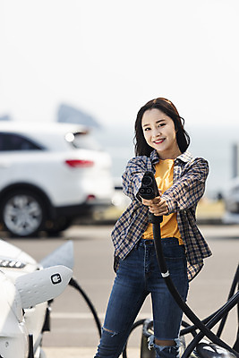 포토 JPG 주간 응시 여자 교통수단 여행 자동차 한명 미소 들기 사람 상반신 20대 성인 야외 앞모습 제주도 자연보호 환경 그린캠페인 봄 한국인 에너지 그린에너지 주차 손내밀기 에코 친환경 충전 국내여행 전기자동차 주유구 충전기 충전소 친환경자동차 성인여자한명만 그린슈머 국내포토 자연요소 1 시선 계절 육상교통 캠페인 뷰포인트 교통 모션 자연 한국 표정 동양인 손짓 청년 기계 보호 여자한명만 성인여자만 파일형식